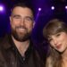 Taylor Swift e Travis Kelce trazem alta moda para estreia em premiação