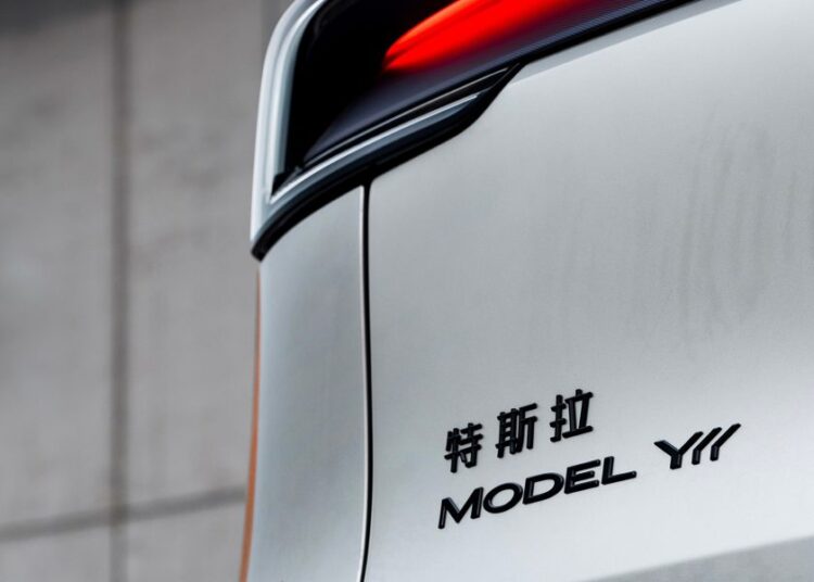 Tesla Model YL ganha novo recurso de entretenimento