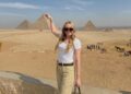 Tiffany Trump mostra seu estilo turístico enquanto posa divertidamente com as pirâmides do Egito