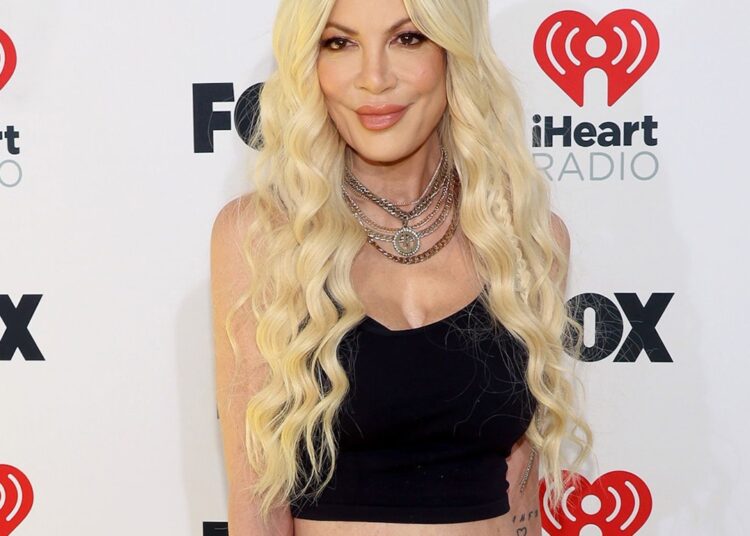 Tori Spelling sobre especulações de cirurgia plástica