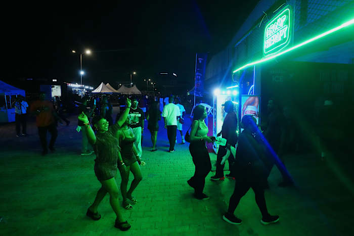 Uma rave em Lagos reescreve as regras da vida noturna, atraindo jovens nigerianos excluídos da cultura club