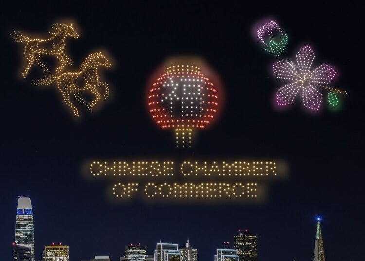 Veja o show de drones que se seguiu ao desfile do Ano Novo Chinês no sábado