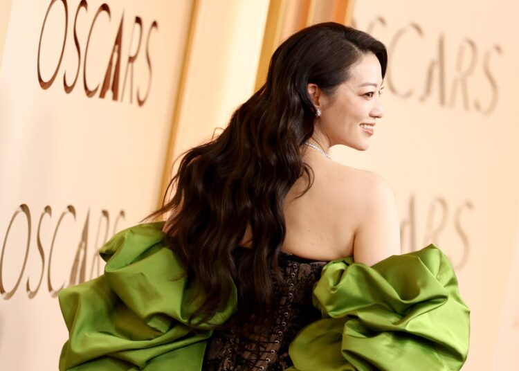 Veja todos os looks do tapete vermelho das celebridades no Oscar de 2026