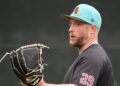 Veterano importante dos D-backs para iniciar o primeiro treinamento de primavera contra Royals