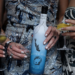 Vinhos e bebidas espirituosas servidos em garrafas de papel Frugalpac para eventos de música ao vivo | Artigo