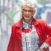 Você ama o estilo vibrante de Prue Leith? Você pode se surpreender com quem compra as roupas dela