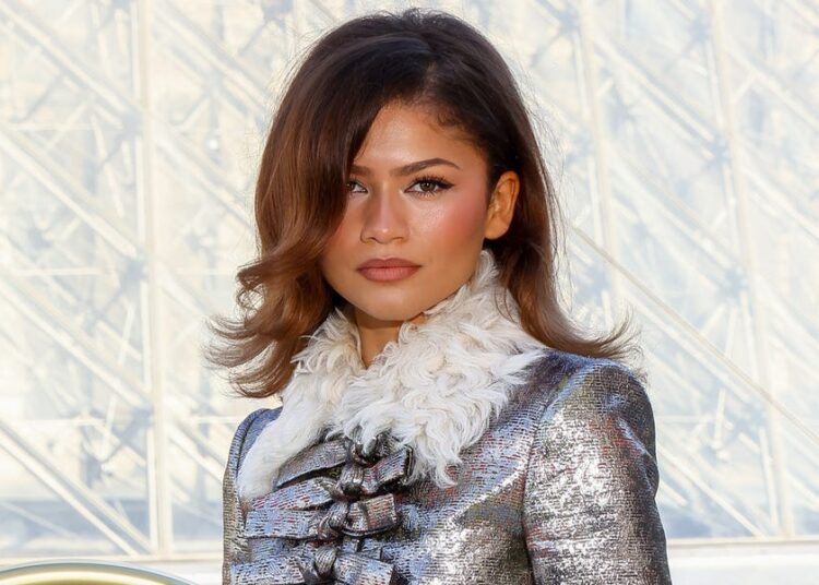 Zendaya usa aliança de ouro em nova filmagem de ‘The Drama’