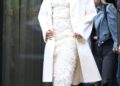 Zendaya usa vestido midi branco de penas e sobretudo combinando em Paris