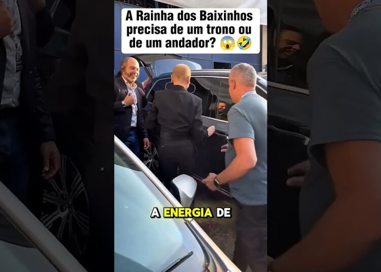 XUXA SURGE AMPARADA POR SEGURANÇA E CHAMA ATENÇÃO DOS FÃS! #fofoca #celebridades #famosos