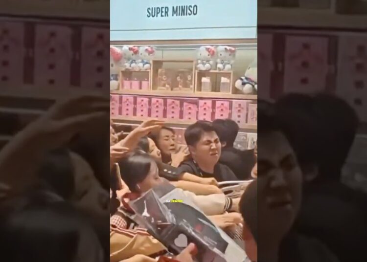 BRIGA E ROUBO ENTRE FÃS DA JENNIE NA LOJA DA MINISO!! #blackpink #jennie