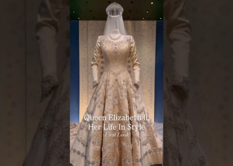 100 ANOS DE ELIZABETH II 👑 A MAIOR EXPOSIÇÃO COM AS ROUPAS  DA RAINHA EM LONDRES #rainhaelizabeth