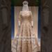 100 ANOS DE ELIZABETH II 👑 A MAIOR EXPOSIÇÃO COM AS ROUPAS DA RAINHA EM LONDRES #rainhaelizabeth