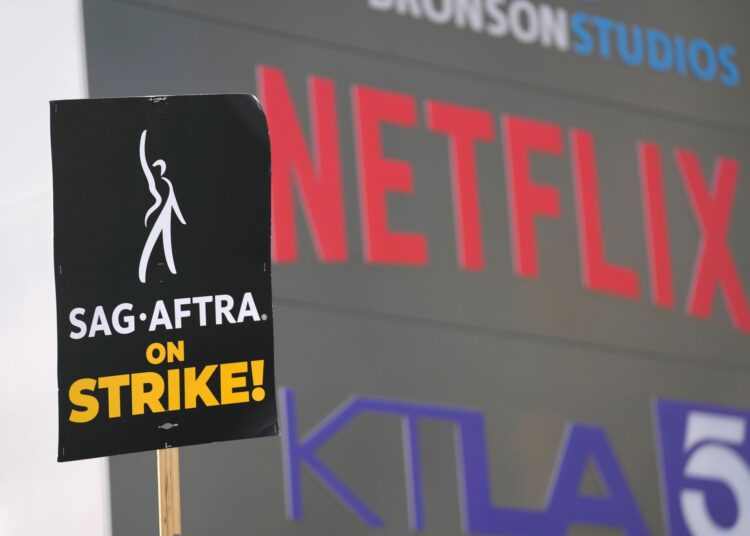 Roteiristas aprovam esmagadoramente contrato de 4 anos com estúdios de Hollywood