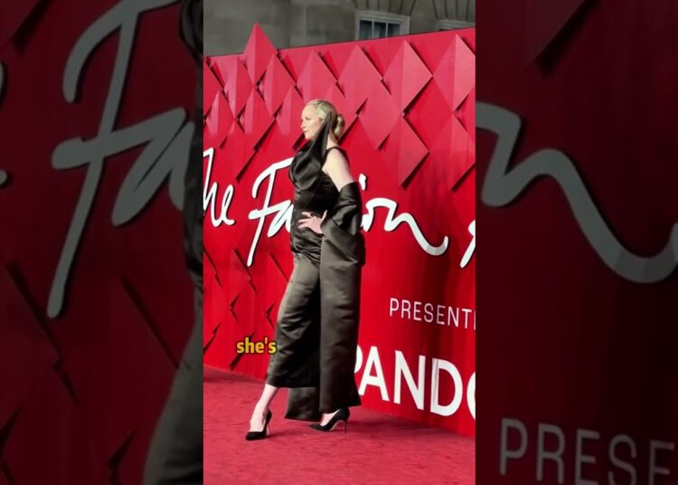 famous celebrity who are tall zendaya,jason maoma,taylor swift,gwendoline,johnsan,chole karadishtio