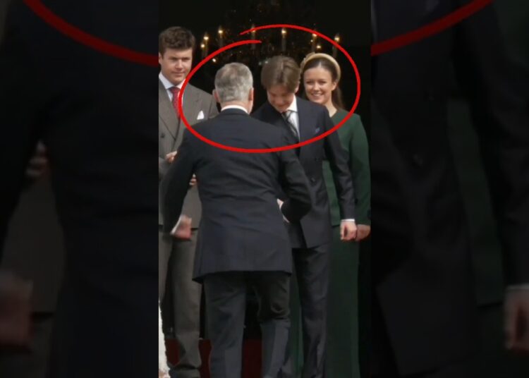 Los NERVIOS del PRÍNCIPE VICENTE al SALUDAR a su padrino FELIPE VI