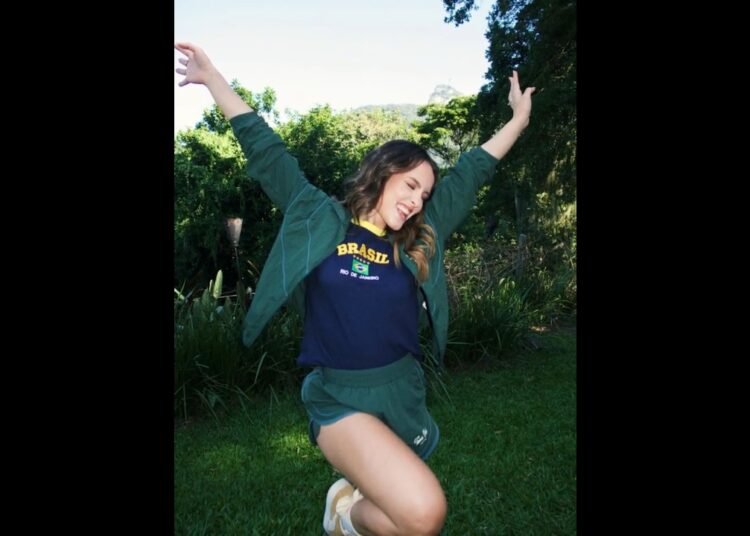Larissa Manoela exibe look Brasil Core e internet vai à loucura #viral #noticias  #shorts
