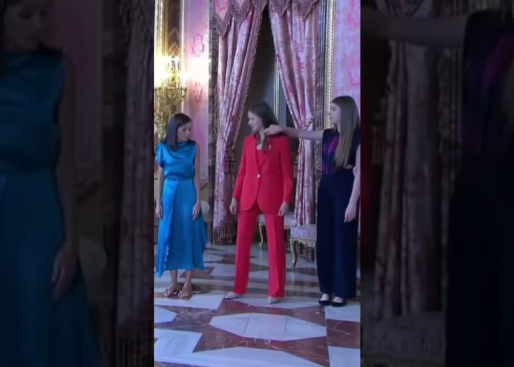 El detalle de la infanta Sofía con la princesa Leonor en el X aniversario del reinado Felipe VI