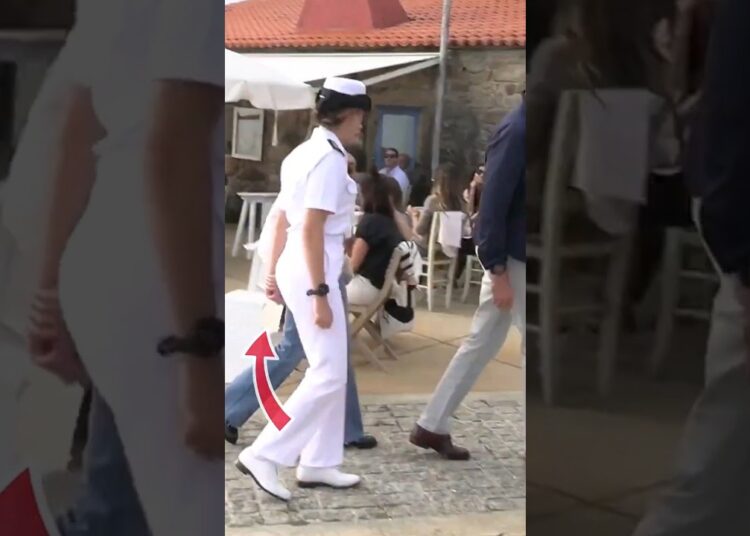 LETIZIA NO DEJA que LEONOR CAMINE por DELANTE de ella