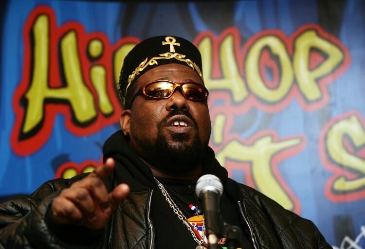 A artista pioneira de hip-hop dos EUA, Afrika Bambaataa, morre aos 68 anos
