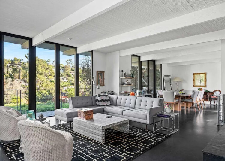 A casa de Ava Gardner em Hollywood, onde ela morou enquanto era casada com Frank Sinatra, está à venda - veja por dentro!