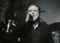 A diversão de hoje é trazida a você pela nova música de Russell Crowe, “The Beast In Me”