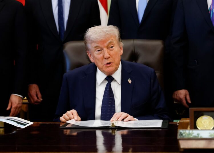 A enorme atriz critica o 'assustador' Donald Trump enquanto ele governa a América 'como uma ditadura'