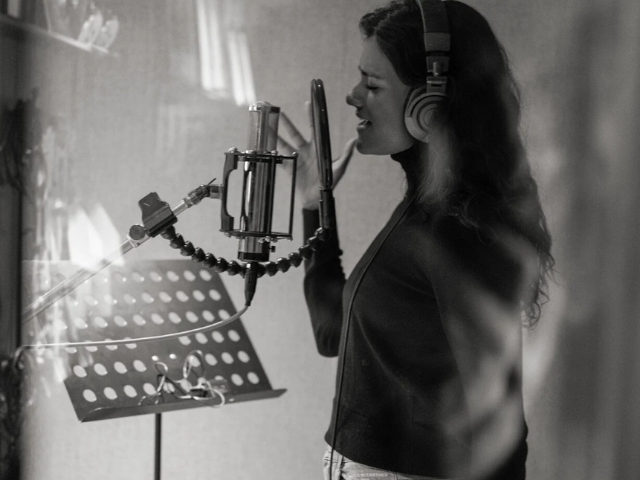 A estrela de 'Bridgerton', Simone Ashley, entra na música com o EP de estreia 'Songs I Wrote in New York'
