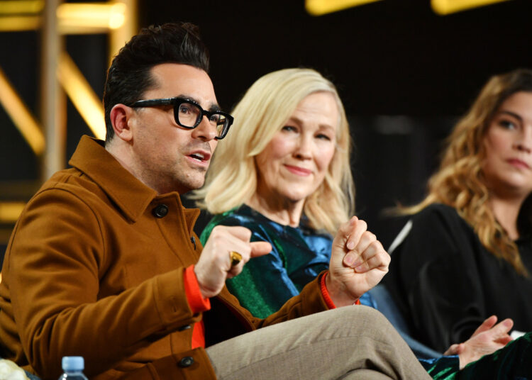A estrela de 'Schitt's Creek' Dan Levy compartilha o que lhe dá 'grande conforto' após a morte de Catherine O'Hara