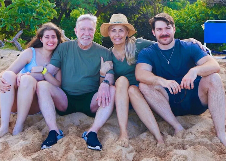 A família de Chuck Norris fecha 'informações falsas e enganosas' sobre sua morte que circulam online