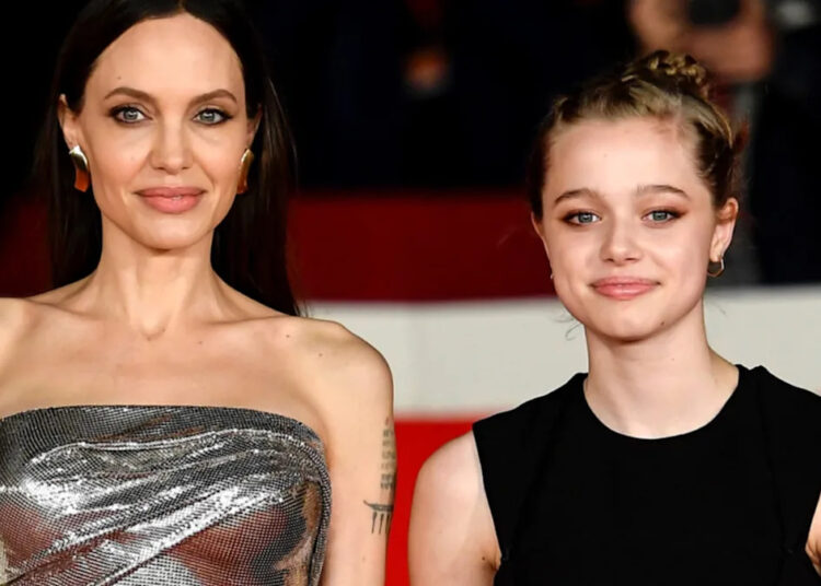 A filha de Angelina Jolie choca os fãs como uma 'imagem cuspida' de sua mãe em novo videoclipe