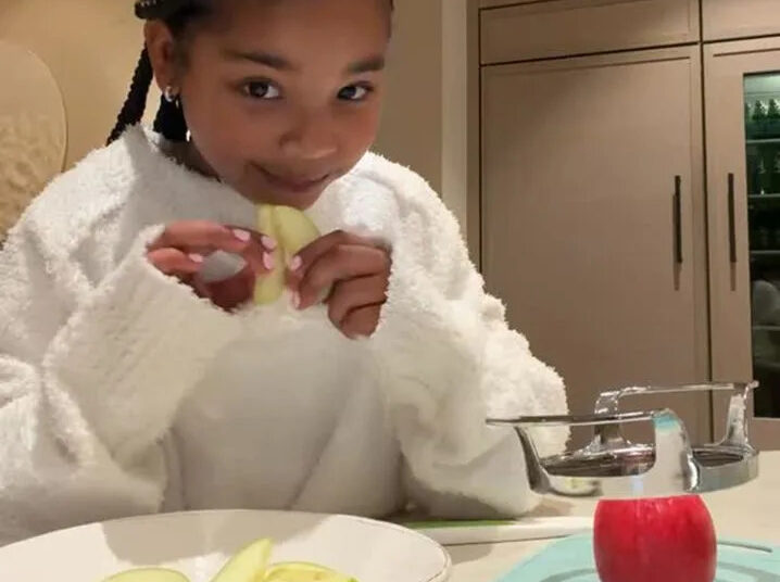 A filha de Khloé Kardashian, True, 7, está crescida enquanto prepara seu lanche noturno favorito em um vídeo fofo