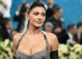A parte superior do biquíni de Kylie Jenner ganha um toque ousado de franja para o Coachella