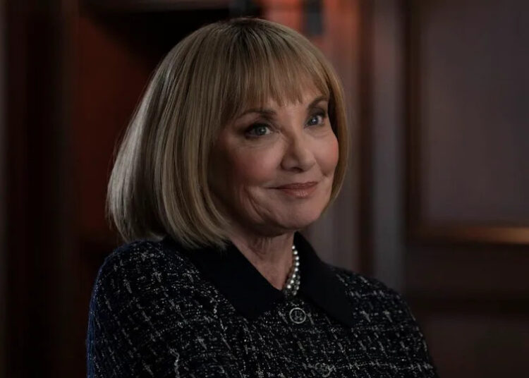 A próxima celebridade convidada de Elsbeth fala sobre o papel de uma assassina ‘obcecada’ por Anna Wintour, e seu visual é A+