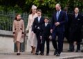 A realeza se uniu na frente unida no serviço religioso de Páscoa no Castelo de Windsor, no primeiro passeio público em família desde a prisão de Andrew