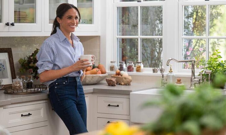A reinvenção pós-real de Meghan Markle ridicularizada pelo comediante