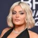 A roupa de Bebe Rexha com recortes parece quase ousada demais antes de novas músicas