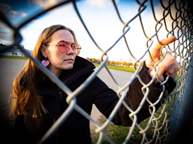 A veterinária da cena de Hamilton, Carrie Clark, se recusa a ser definida no último EP solo Resistor