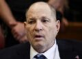 Acusador de Harvey Weinstein 'desmaiou' durante suposta agressão devido ao 'peso de 300 libras' do magnata de Hollywood