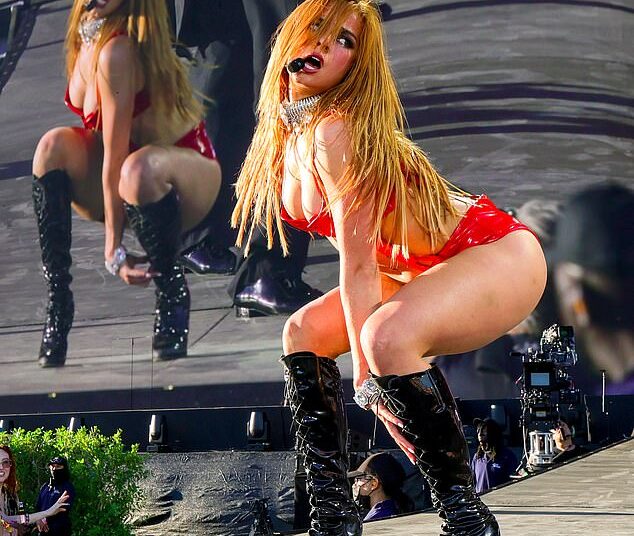 Addison Rae fervilha com um look de decote à mostra enquanto as celebridades inundam o Coachella para o último dia do fim de semana