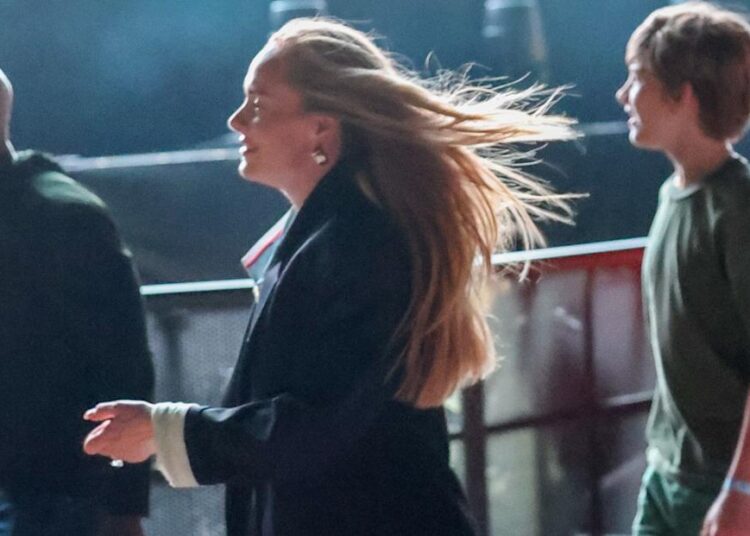 Adele apareceu no Coachella de terno completo
