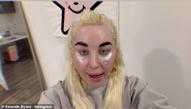 Amanda Bynes anuncia o lançamento da nova música eletrônica Girlfriend enquanto ela faz seu retorno musical: ‘Por favor, ouça’