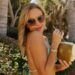 Amanda Holden, 55, apelidada de 'garota mais gostosa de Miami' enquanto posa em um biquíni minúsculo
