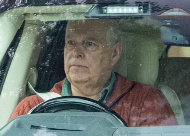 Andrew Mountbatten-Windsor fotografado dirigindo na propriedade de Sandringham | Real | Notícias