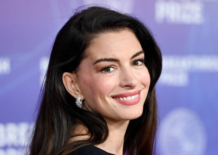 Anne Hathaway fala sobre moda e ser uma mãe menino antes da estreia de 'Devil Wears Prada 2'