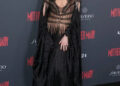 Anne Hathaway ousa desnudar-se com um vestido sexy e transparente na estreia de “Mother Mary” em Londres