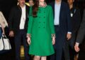 Anne Hathaway se reúne com um dos casacos mais icônicos de 'O Diabo Veste Prada'