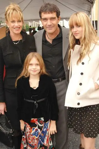 Antonio Banderas compartilha reunião ‘adorável’ com ex Melanie Griffith e sua filha Stella