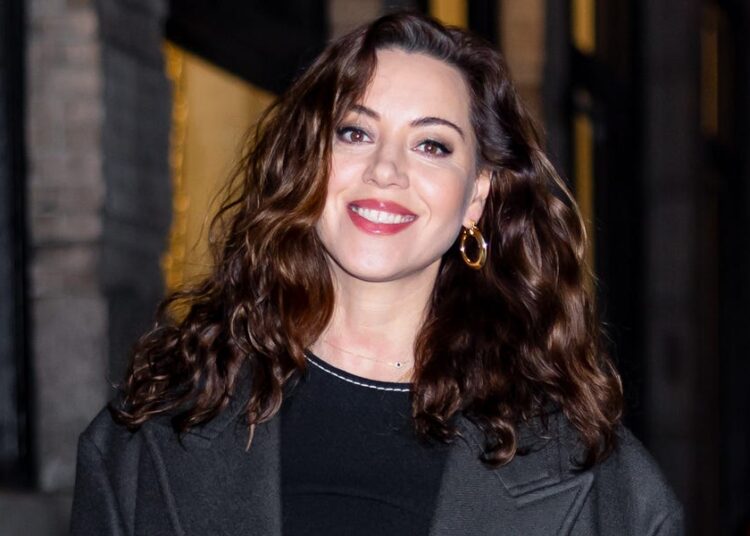 As primeiras fotos da barriguinha do bebê de Aubrey Plaza estão aqui