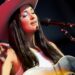 Assista Kacey Musgraves apresentar novas músicas no Coachella