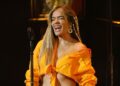 Assista Karol G como a manchete da última noite do Coachella 2026